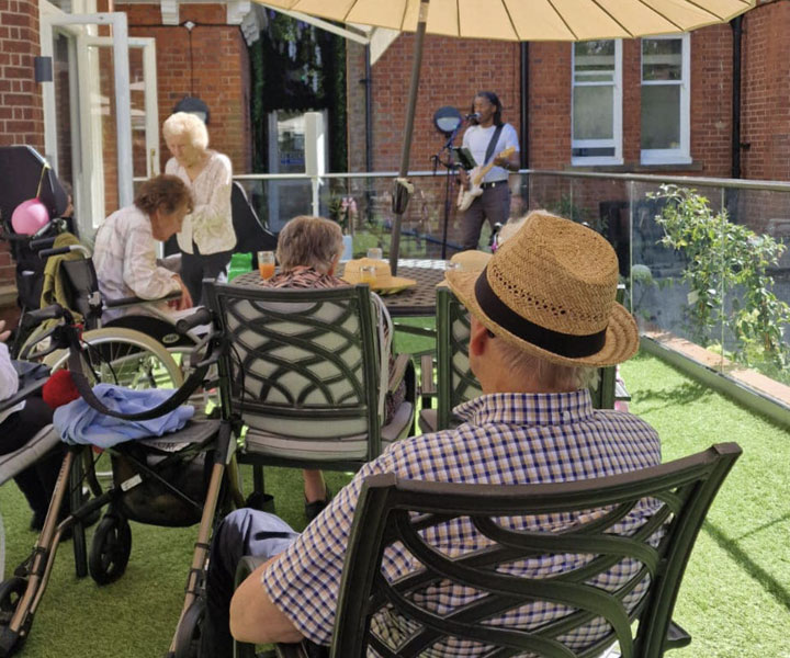 Alzheimer Care Therapy - Buckinghamshire Care Home - Kingfishers Care Home