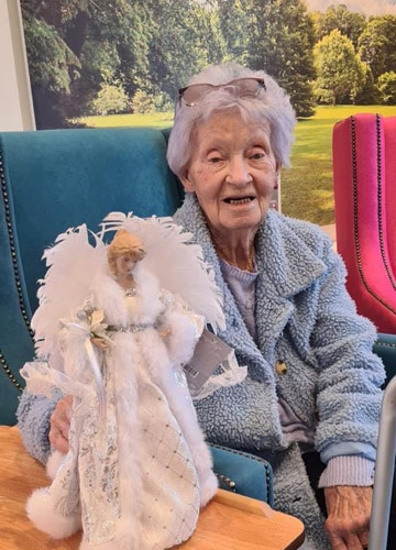 Families Join Residents To Decorate The Christmas Tree - Kingfishers