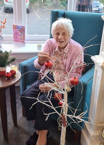 Families Join Residents To Decorate The Christmas Tree - Kingfishers