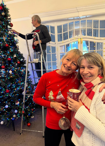 Families Join Residents To Decorate The Christmas Tree - Kingfishers