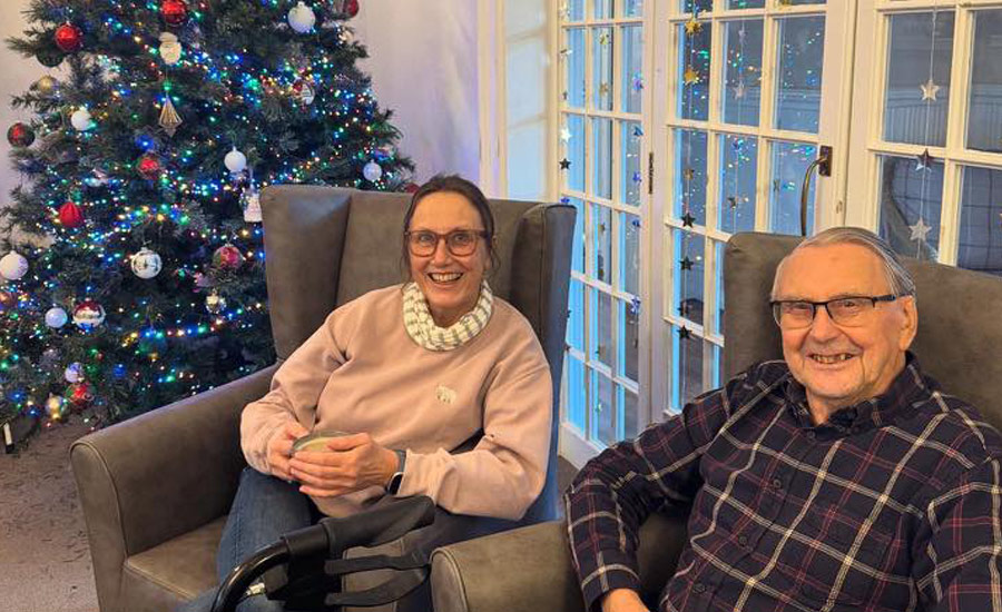 Families Join Residents To Decorate The Christmas Tree - Kingfishers