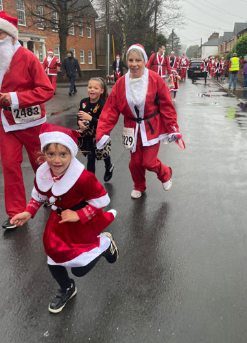 Karen Takes On Marlow’s Santa Fun Run And Makes Kingfishers Proud